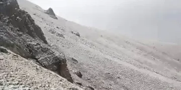 Karayazı’da Çakmak Dağı’na mevsimin ilk karı düştü