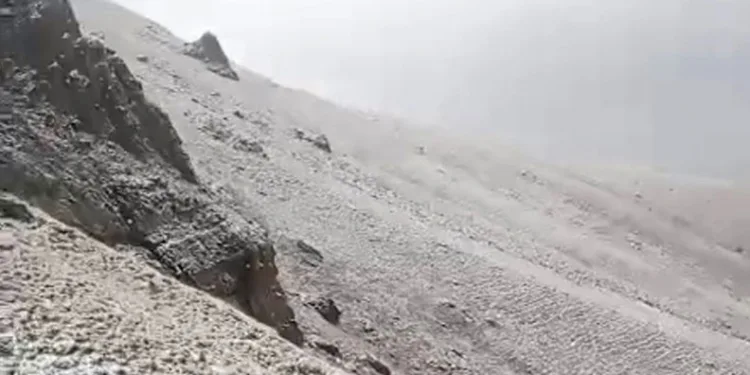 Karayazı’da Çakmak Dağı’na mevsimin ilk karı düştü