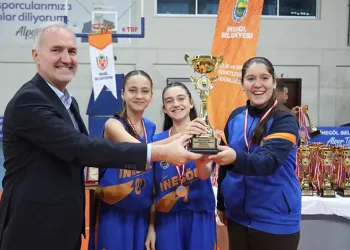 Sokak basketbolunda şampiyonlar kupalarını aldı
