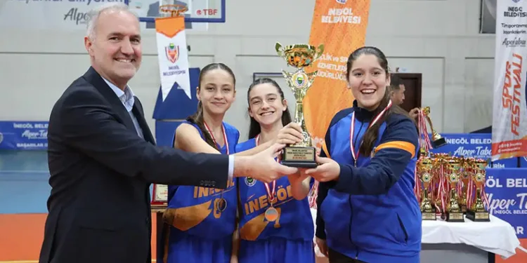 Sokak basketbolunda şampiyonlar kupalarını aldı