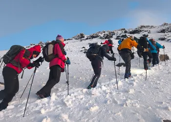 Ağrı Dağı’nda karlı zirveye tırmandılar