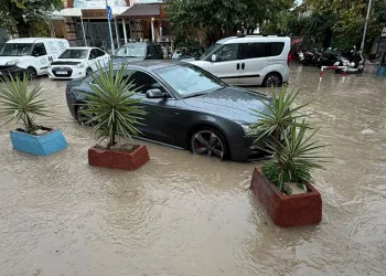 Çeşme’de şiddetli yağış hayatı olumsuz etkiledi