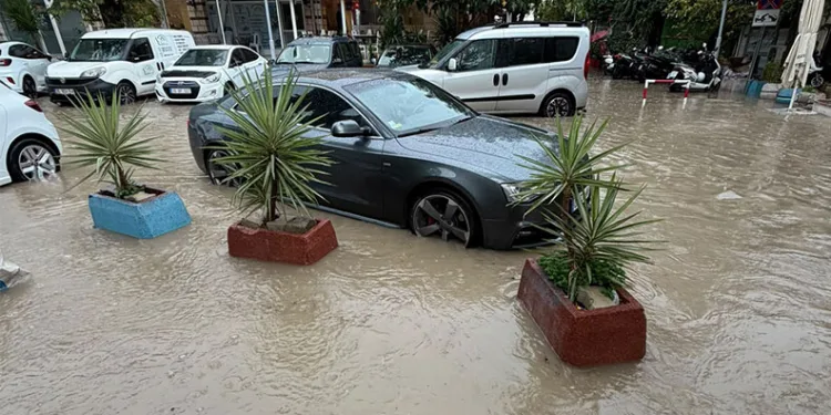 Çeşme’de şiddetli yağış hayatı olumsuz etkiledi