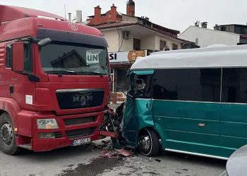 Hafriyat yüklü kamyon ile minibüs çarpıştı: 10 yaralı