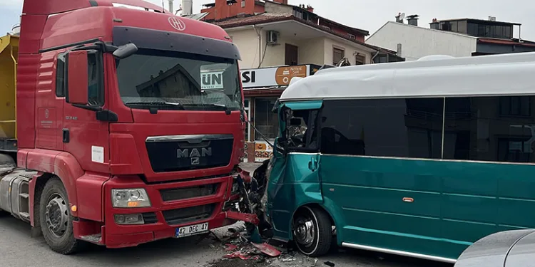 Hafriyat yüklü kamyon ile minibüs çarpıştı: 10 yaralı