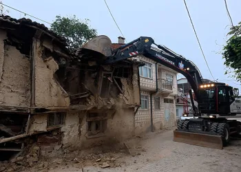 Yenişehir’in kırsal mahallelerindeki metruk binalar da yıkılıyor