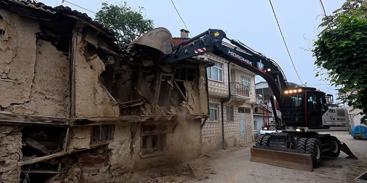 Yenişehir’in kırsal mahallelerindeki metruk binalar da yıkılıyor