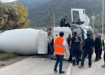 Freni boşalan beton mikseri otomobile çarpıp devrildi