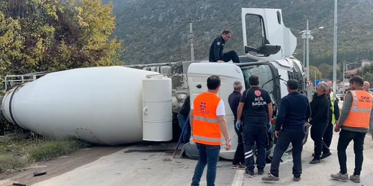 Freni boşalan beton mikseri otomobile çarpıp devrildi