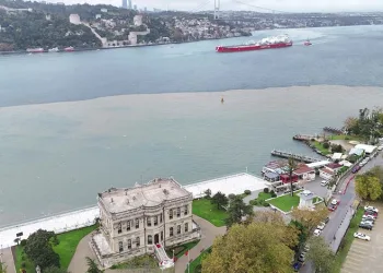 İstanbul Boğazı çamurla kaplandı