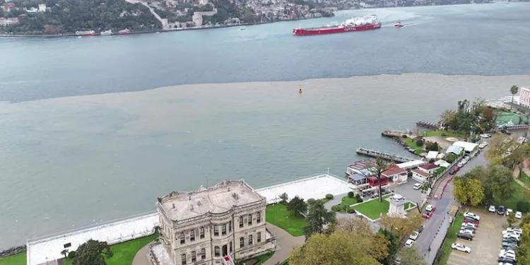 İstanbul Boğazı çamurla kaplandı