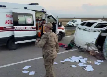 Patnos’ta feci kaza: 7 kişinin bulunduğu araç takla attı