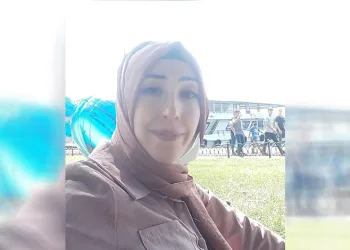 Çocuklarını kurtardı, minibüsün altında can verdi