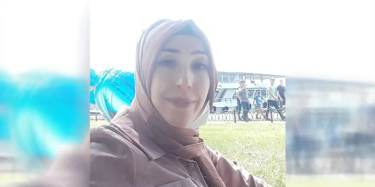 Çocuklarını kurtardı, minibüsün altında can verdi