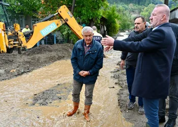 Karacabey’de şiddetli yağış sonrası tüm ekipler seferber oldu