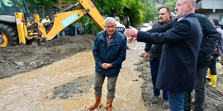 Karacabey’de şiddetli yağış sonrası tüm ekipler seferber oldu