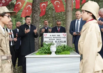 Çanakkale Boğazı’nı geçmek isteyen Fransız Denizaltısını batırmıştı, mezarı başında anıldı