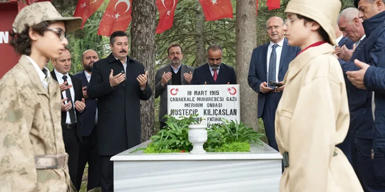 Çanakkale Boğazı’nı geçmek isteyen Fransız Denizaltısını batırmıştı, mezarı başında anıldı