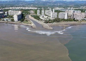 Derelerden akan sular Akdeniz’i kahverengiye çevirdi