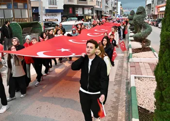 Karacabey’de Cumhuriyet Coşkusu Sokaklara Sığmadı