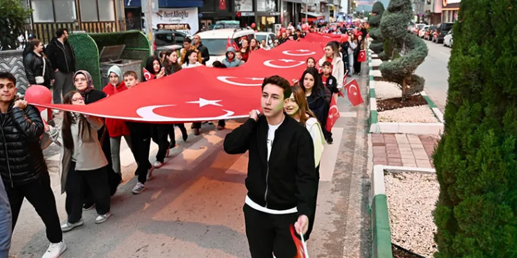Karacabey’de Cumhuriyet Coşkusu Sokaklara Sığmadı